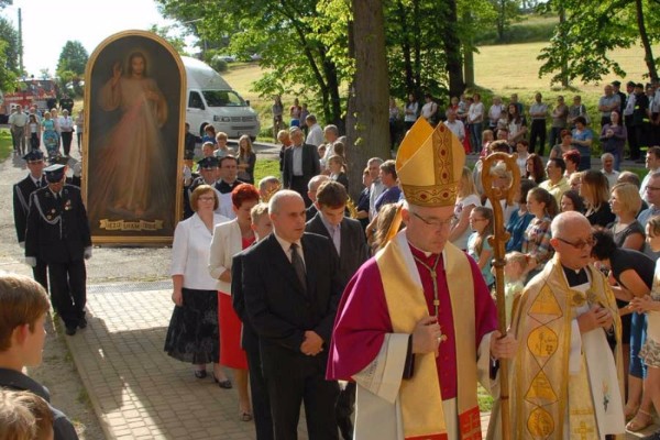 Dokoła burze, a w parafii św. Michała Archanioła w Piotrkowicach słońce i błoga cisza